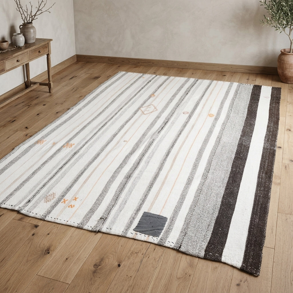 Striped pattern on the Seringonca vintage kilim rug – handwoven flatweave in Anatolia, Turkey
