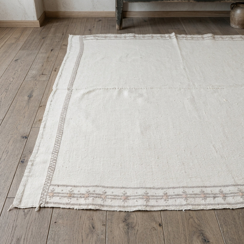 Solid pattern on the Anemaura vintage kilim rug – handwoven flatweave in Anatolia, Turkey