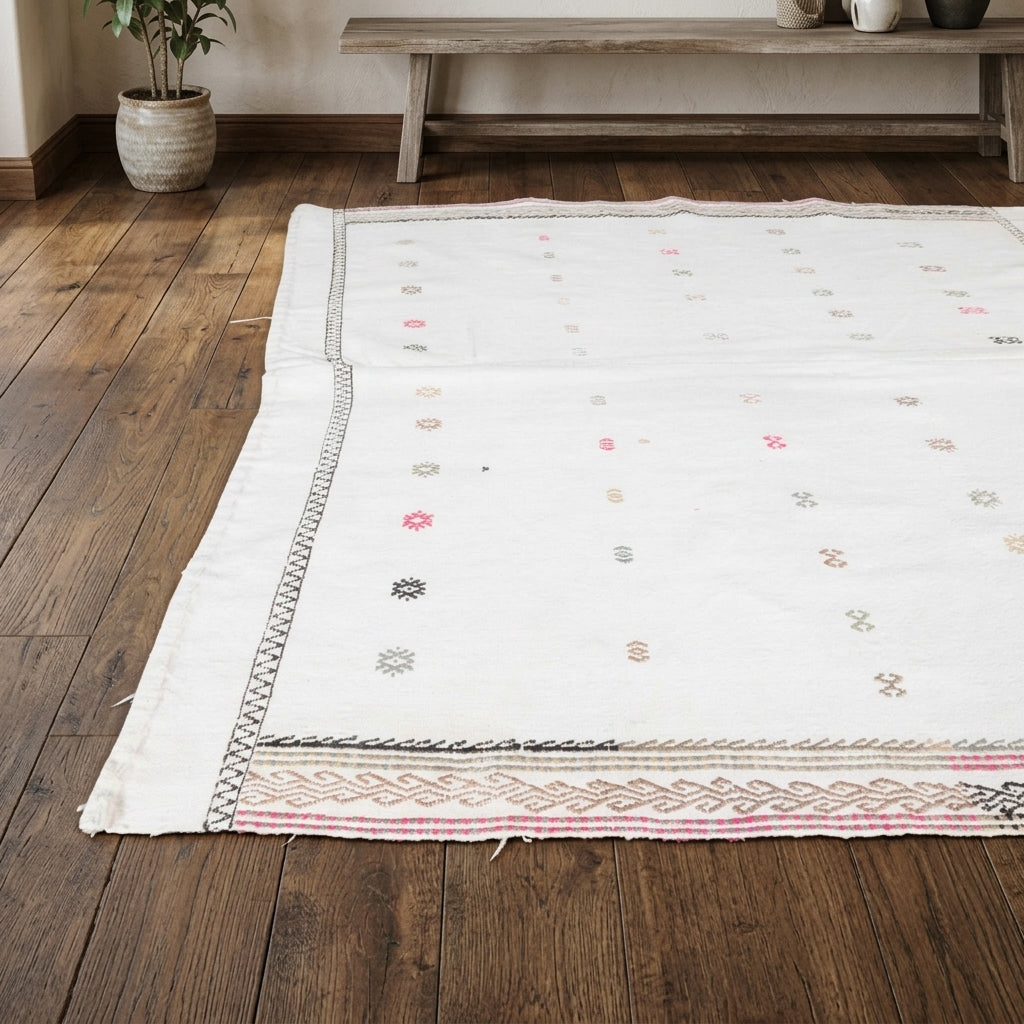 Ikat pattern on the Amphitrite vintage kilim rug – handwoven flatweave in Anatolia, Turkey