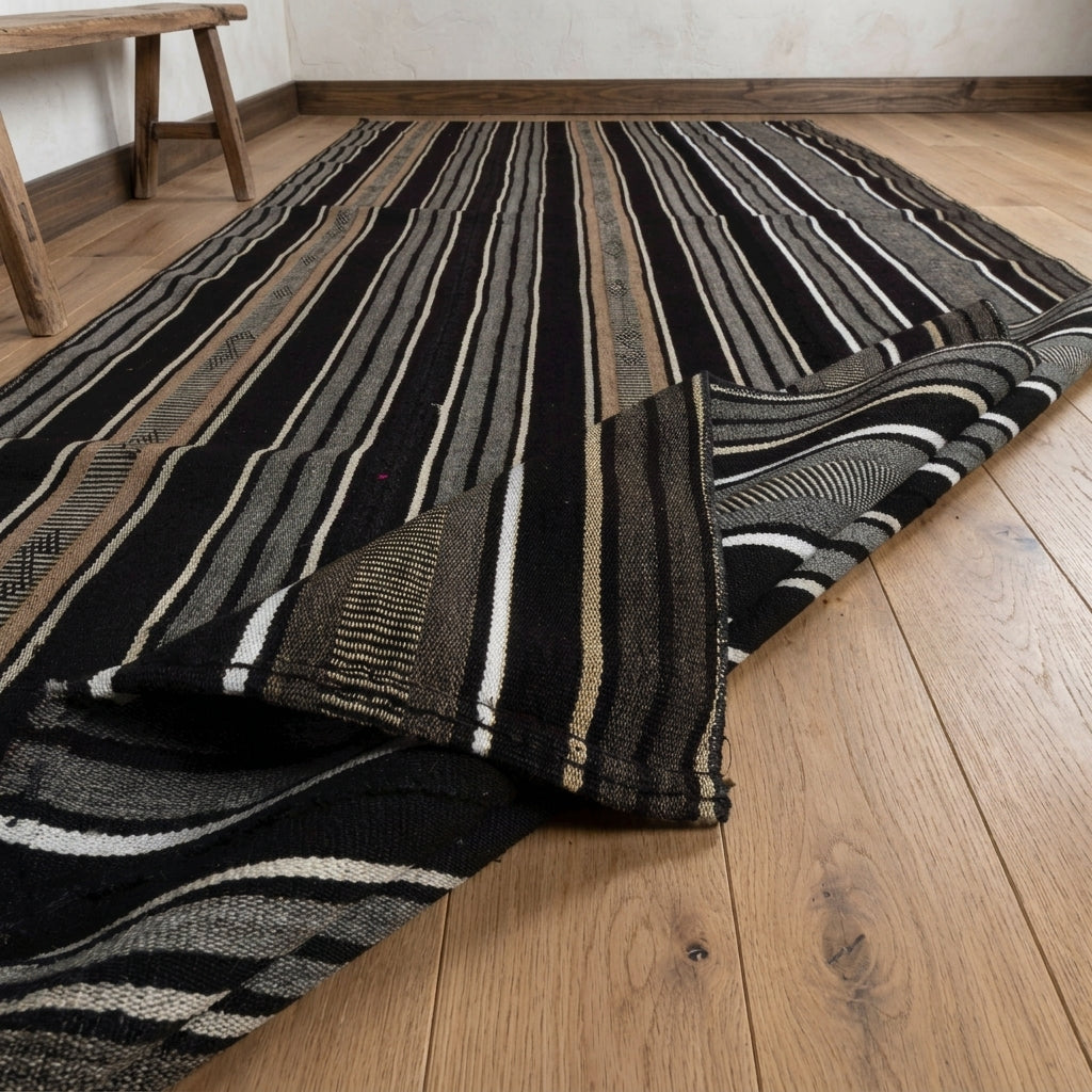 Pattern on the Nevban vintage kilim runner rug – handwoven flatweave in Anatolia, Turkey