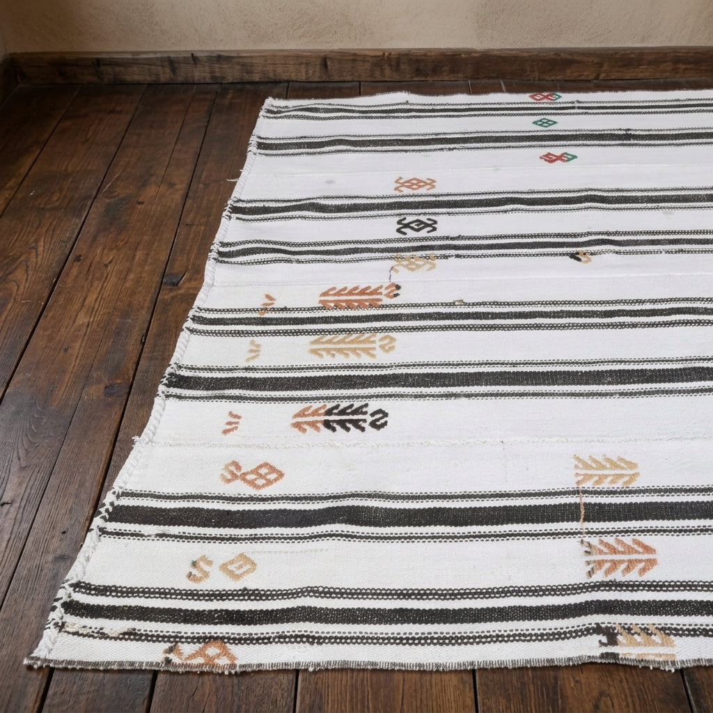 Striped pattern on the Amisos vintage kilim rug – handwoven flatweave in Anatolia, Turkey