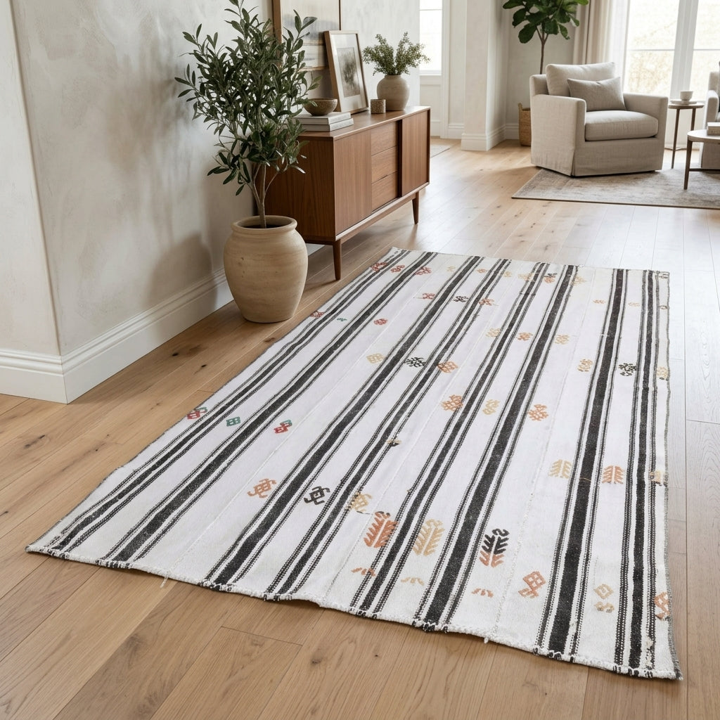 Striped pattern on the Amisos vintage kilim rug – handwoven flatweave in Anatolia, Turkey