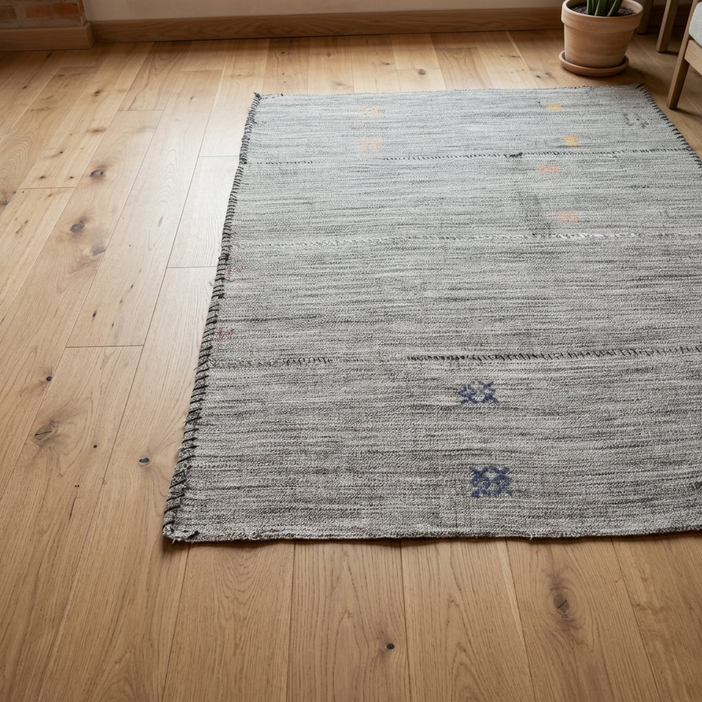 Solid pattern on the Ambronaia vintage kilim rug – handwoven flatweave in Anatolia, Turkey