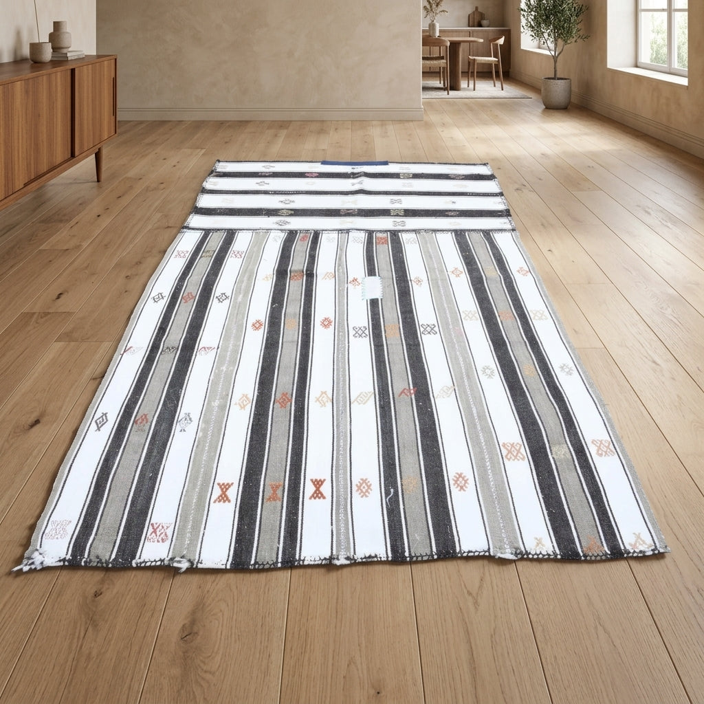 Striped pattern on the Amaranthtima vintage kilim rug – handwoven flatweave in Anatolia, Turkey