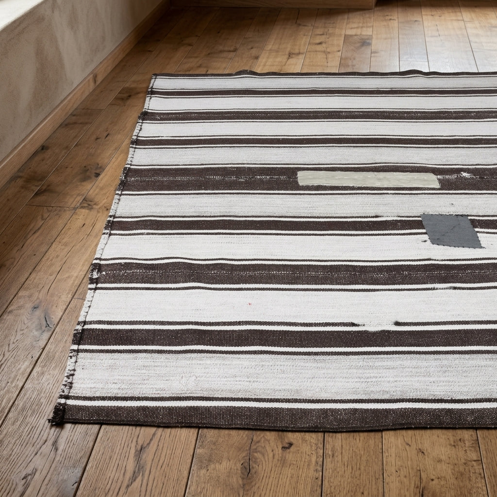 Striped pattern on the Amaranthlampe vintage kilim rug – handwoven flatweave in Anatolia, Turkey