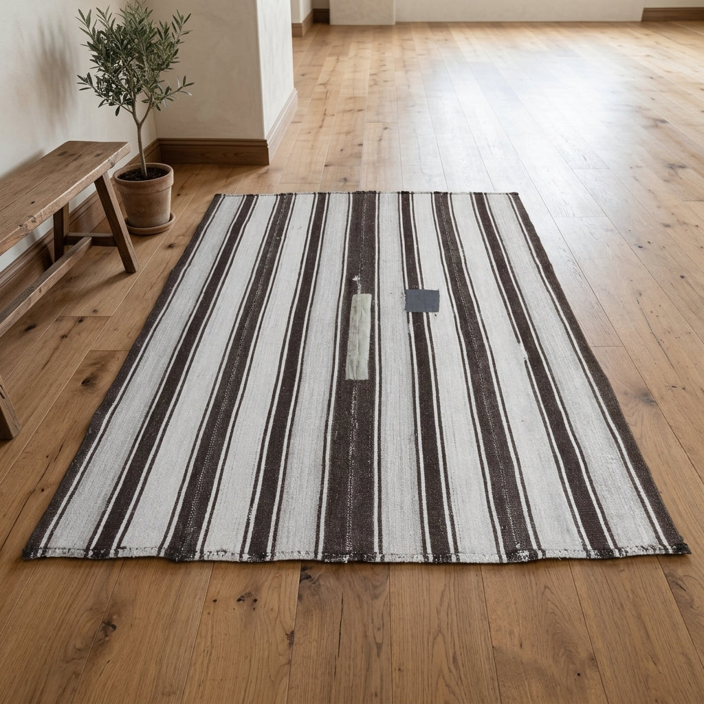 Striped pattern on the Amaranthlampe vintage kilim rug – handwoven flatweave in Anatolia, Turkey