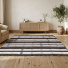 Striped pattern on the Altinisin vintage kilim rug – handwoven flatweave in Anatolia, Turkey