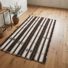 Striped pattern on the Altinisin vintage kilim rug – handwoven flatweave in Anatolia, Turkey