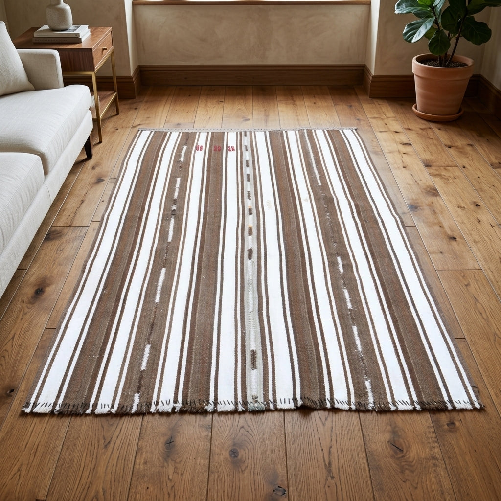 Striped pattern on the Altingonca vintage kilim rug – handwoven flatweave in Anatolia, Turkey