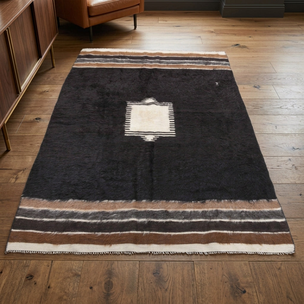 Solid pattern on the Alexia vintage kilim rug – handwoven flatweave in Anatolia, Turkey