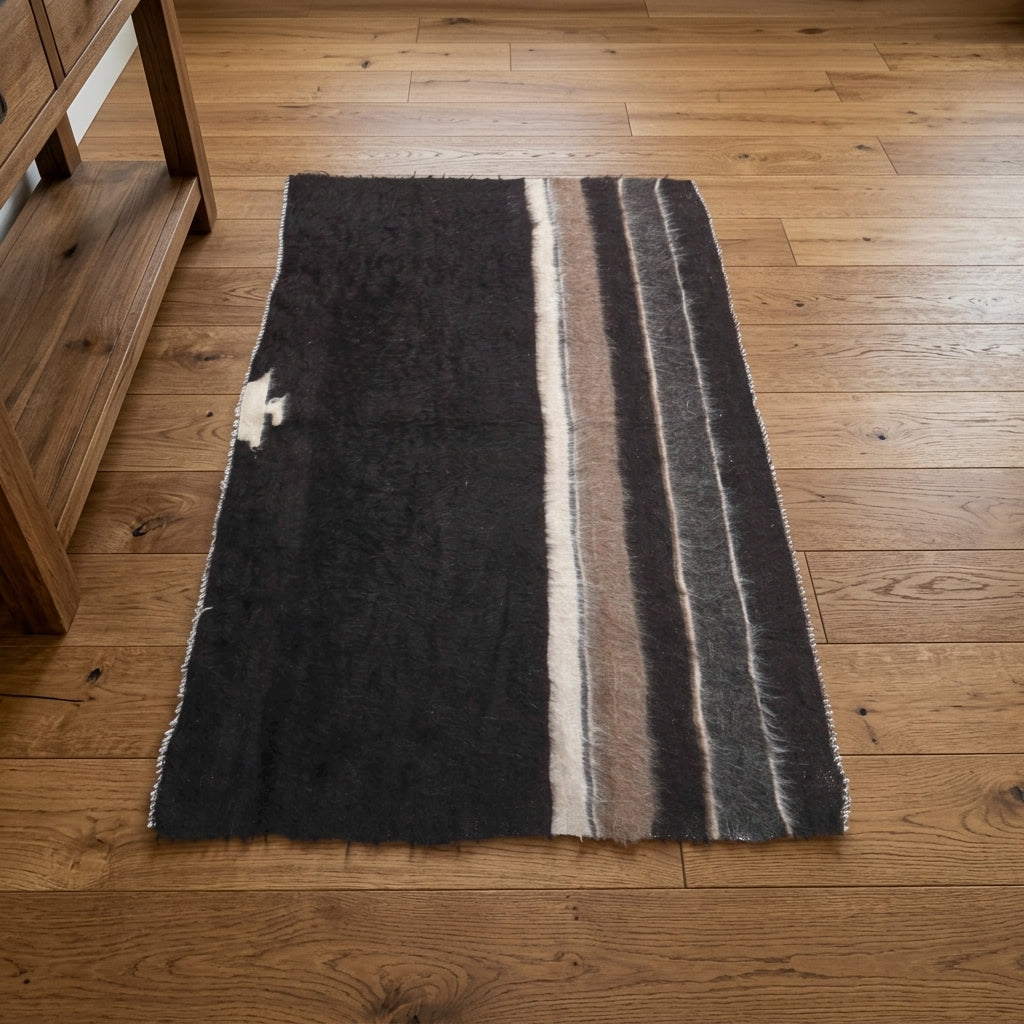 Pattern on the Simgesema vintage kilim rug – handwoven flatweave in Anatolia, Turkey