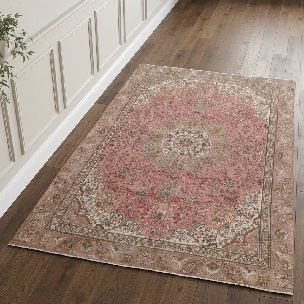 Oriental pattern on the Philochoria vintage area rug – handmade in the Persian region