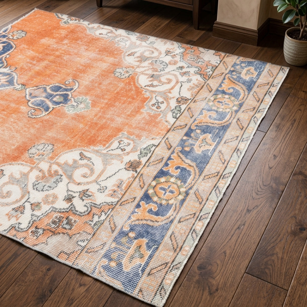 Oriental pattern on the Sinop vintage area rug – handmade in Anatolia, Turkey