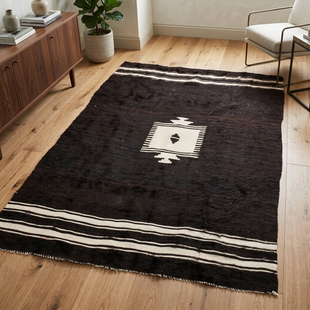 Solid pattern on the Alacati vintage kilim rug – handwoven flatweave in Anatolia, Turkey