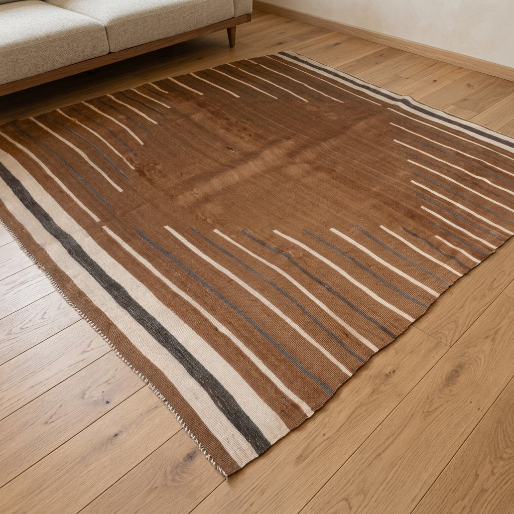 Striped pattern on the Aglaomene vintage kilim rug – handwoven flatweave in Anatolia, Turkey