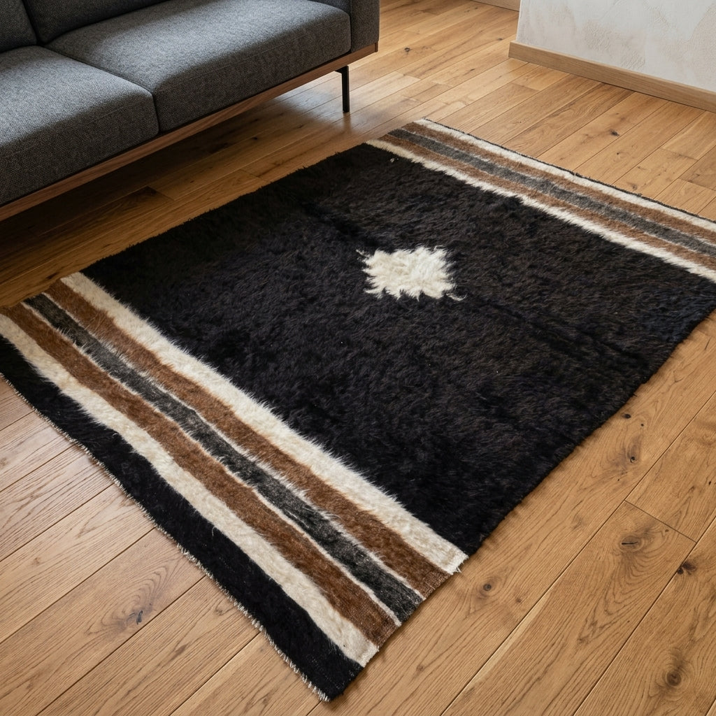 Striped pattern on the Agathope vintage kilim rug – handwoven flatweave in Anatolia, Turkey