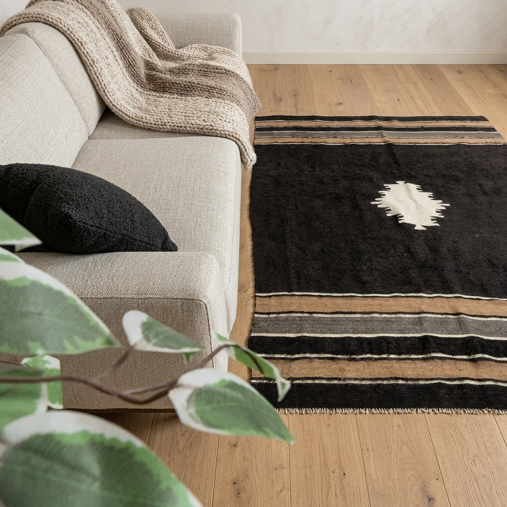 Striped pattern on the Zumrutperver vintage kilim rug – handwoven flatweave in Anatolia, Turkey