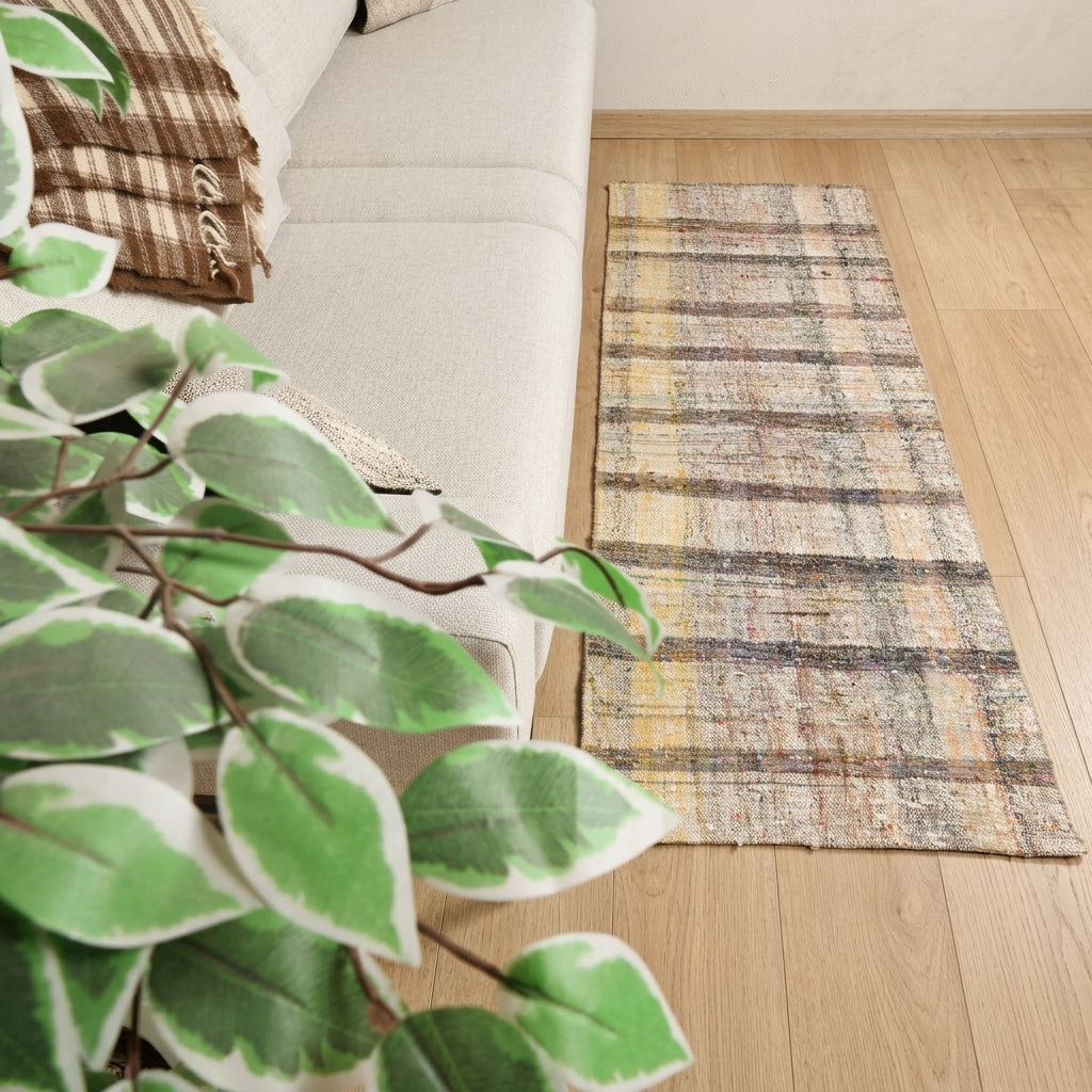 Checkered pattern on the Nausonia vintage kilim runner rug – handwoven flatweave in Anatolia, Turkey