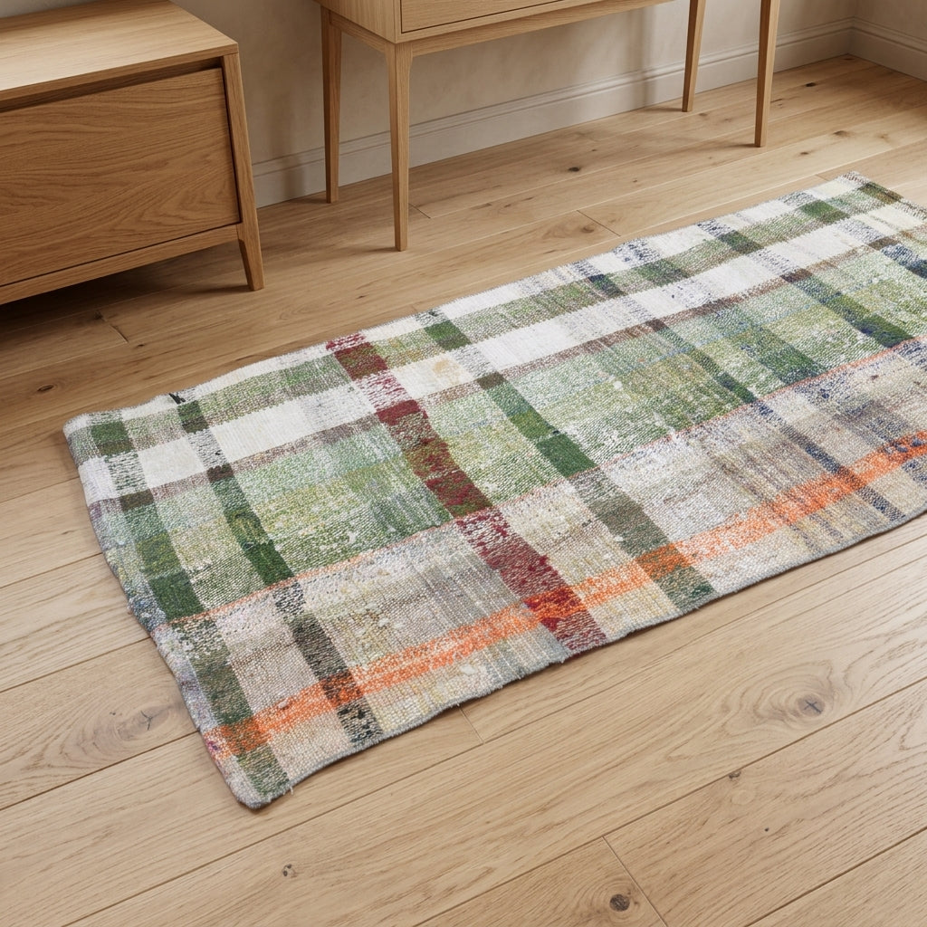 Checkered pattern on the Nanegul vintage kilim runner rug – handwoven flatweave in Anatolia, Turkey