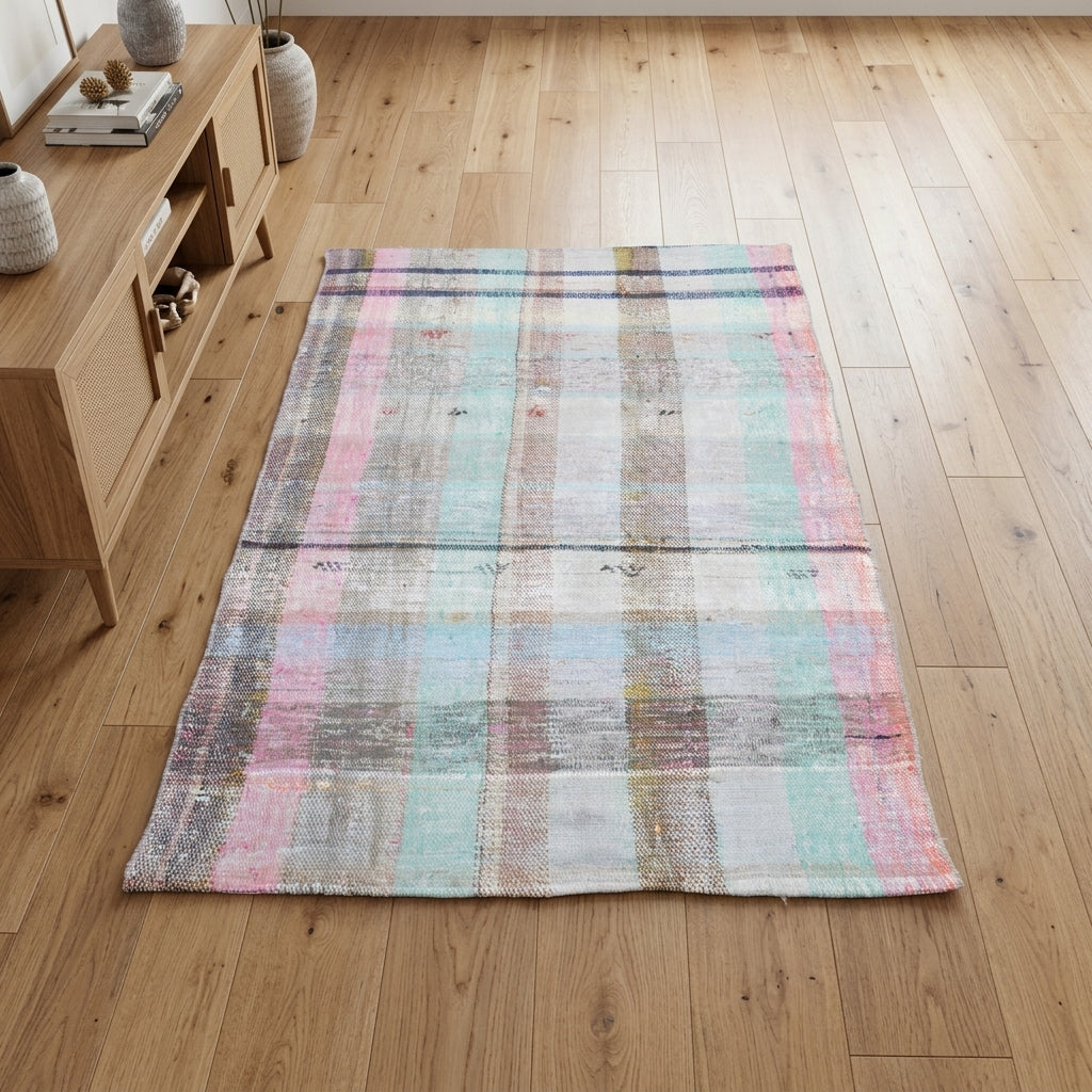 Checkered pattern on the Elmasbahar vintage kilim rug – handwoven flatweave in Anatolia, Turkey
