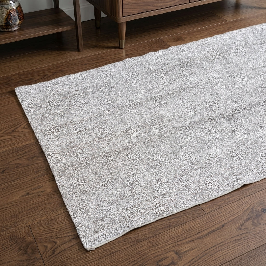 Solid pattern on the Naianthe vintage kilim runner rug – handwoven flatweave in Anatolia, Turkey