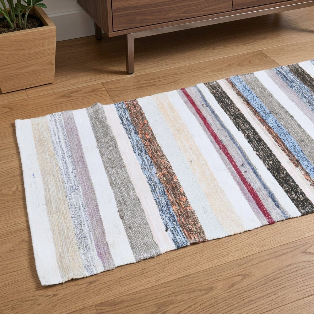Striped pattern on the Myrtorhoe vintage kilim runner rug – handwoven flatweave in Anatolia, Turkey