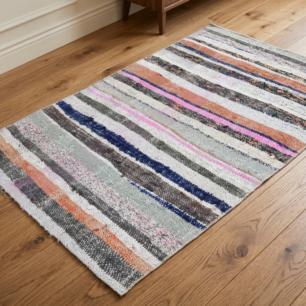 Pattern on the Myrtolampe vintage kilim runner rug – handwoven flatweave in Anatolia, Turkey