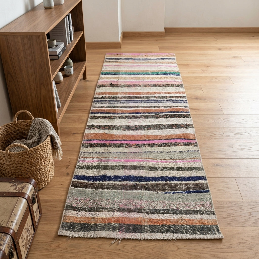 Pattern on the Myrtolampe vintage kilim runner rug – handwoven flatweave in Anatolia, Turkey