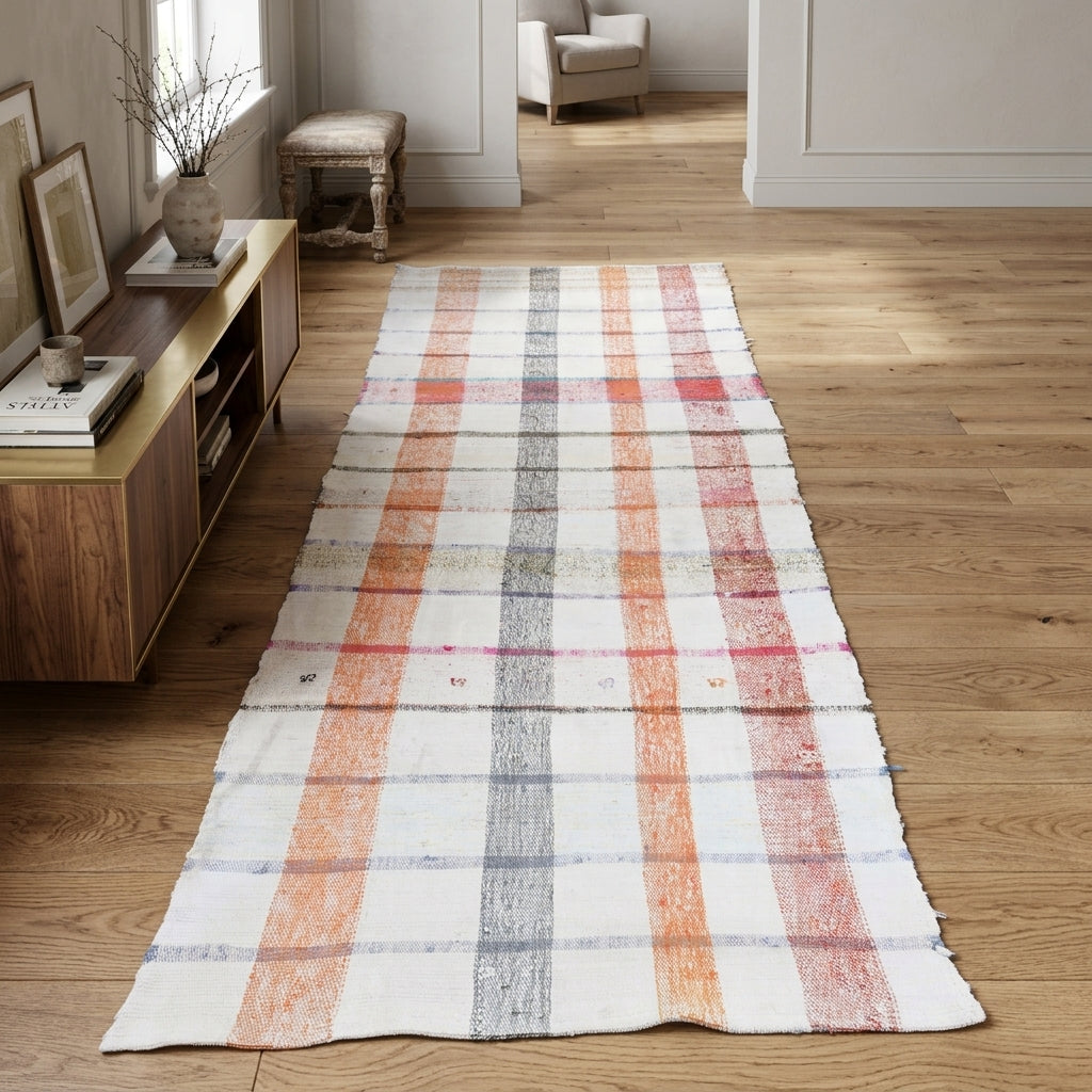 Checkered pattern on the Muazzeznaz vintage kilim runner rug – handwoven flatweave in Anatolia, Turkey