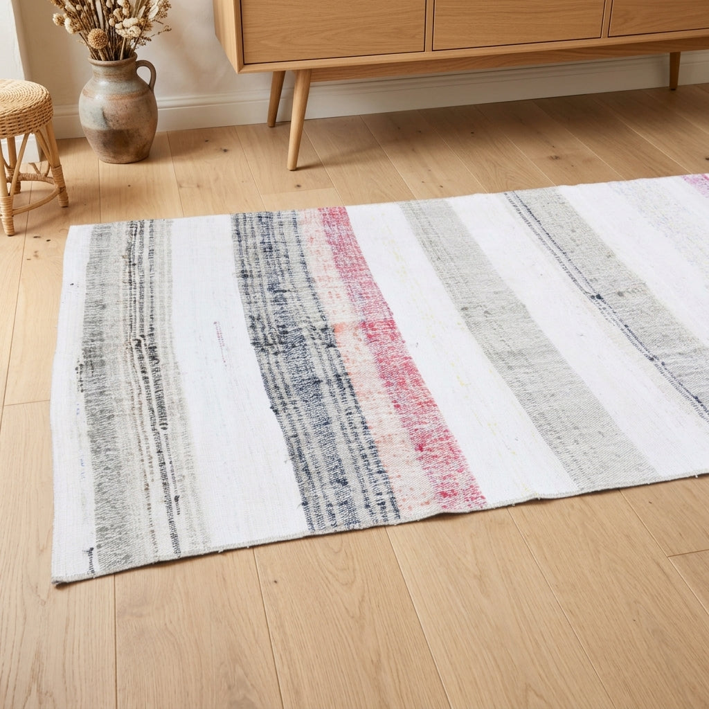 Striped pattern on the Muallagul vintage kilim runner rug – handwoven flatweave in Anatolia, Turkey
