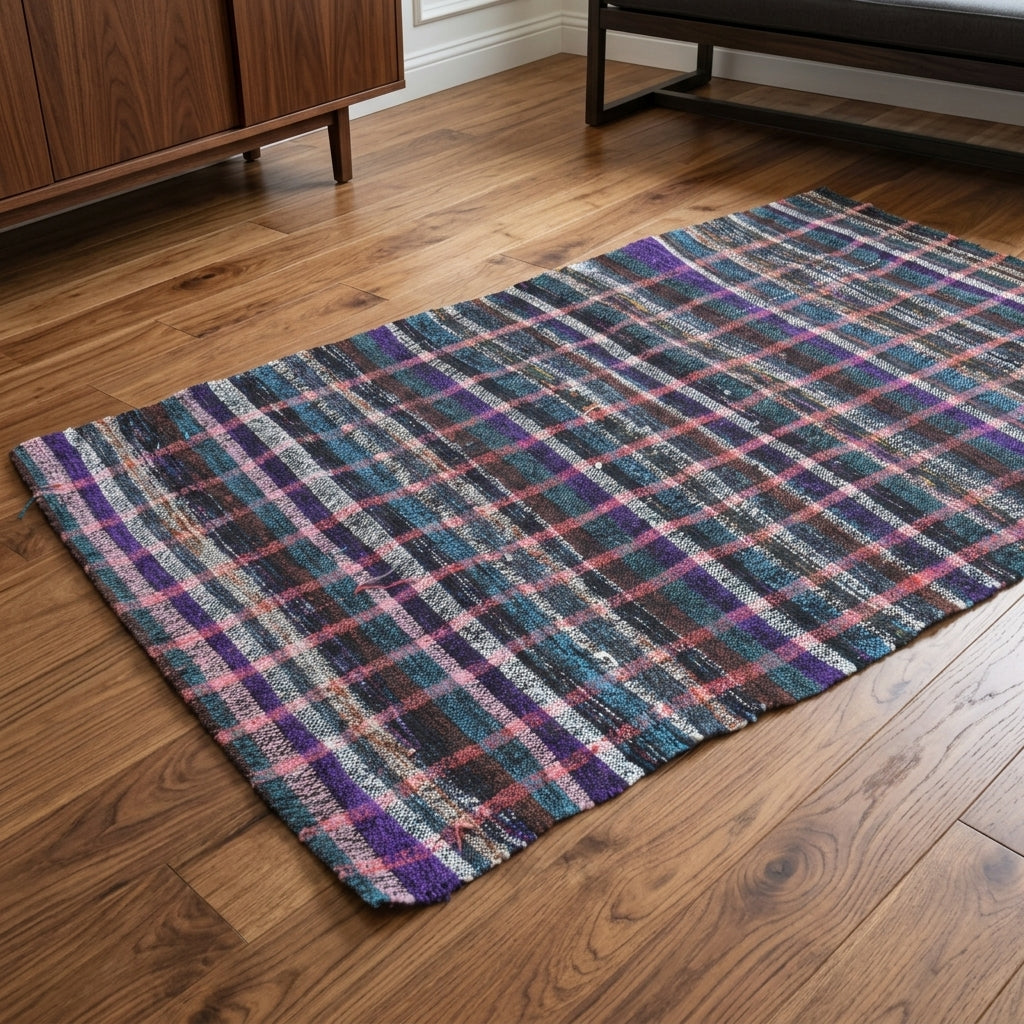 Striped pattern on the Mercanpezir vintage kilim runner rug – handwoven flatweave in Anatolia, Turkey