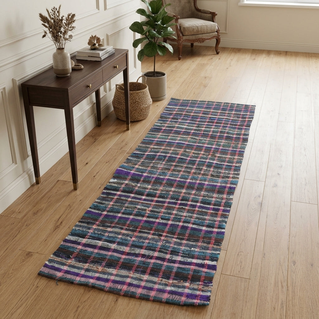 Striped pattern on the Mercanpezir vintage kilim runner rug – handwoven flatweave in Anatolia, Turkey