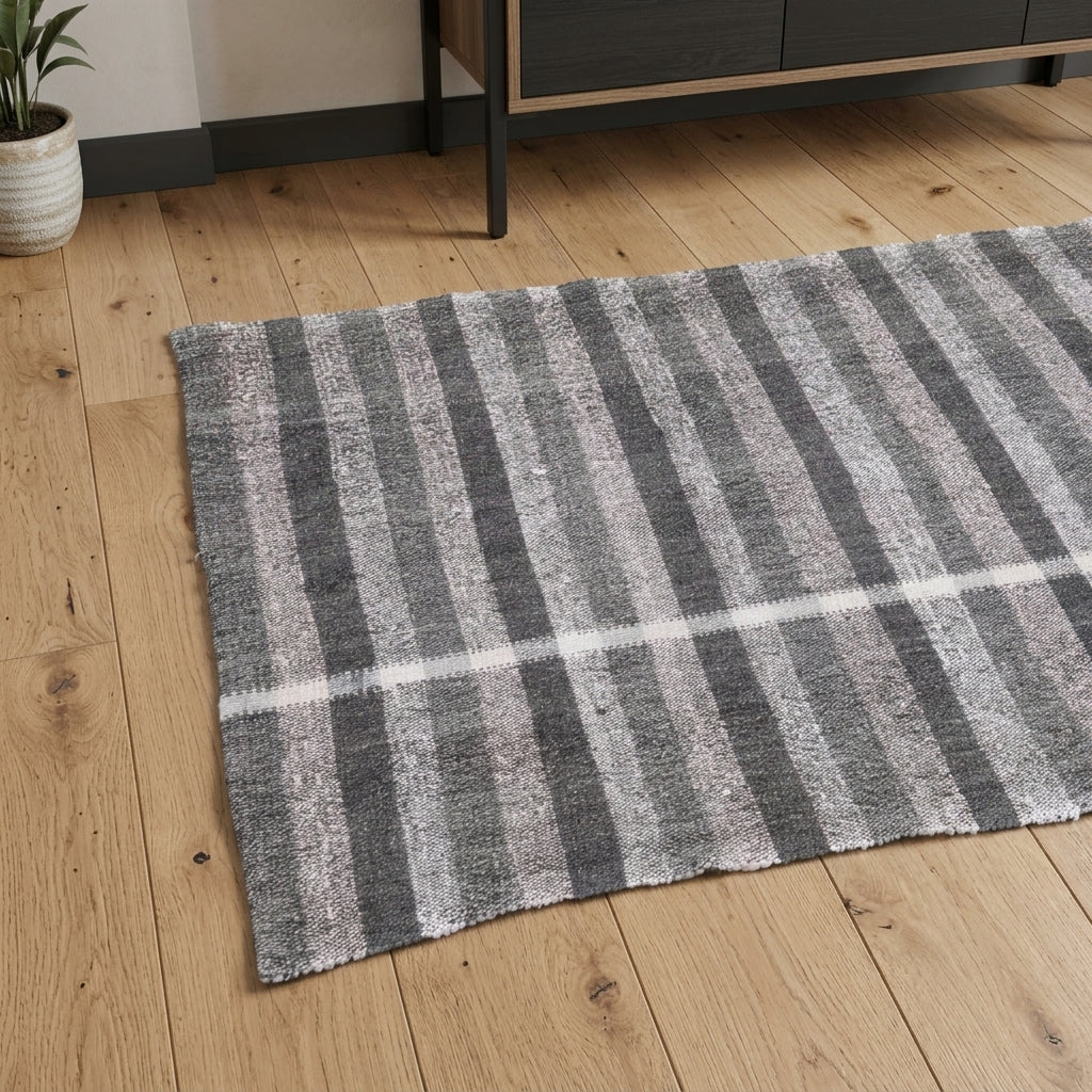 Striped pattern on the Zenophrosyne vintage kilim rug – handwoven flatweave in Anatolia, Turkey