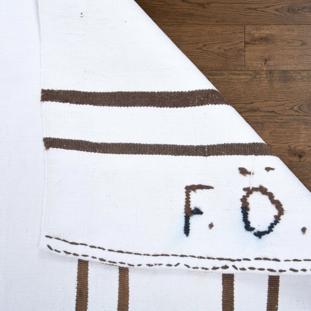 Striped pattern on the Melissochoria vintage kilim runner rug – handwoven flatweave in Anatolia, Turkey
