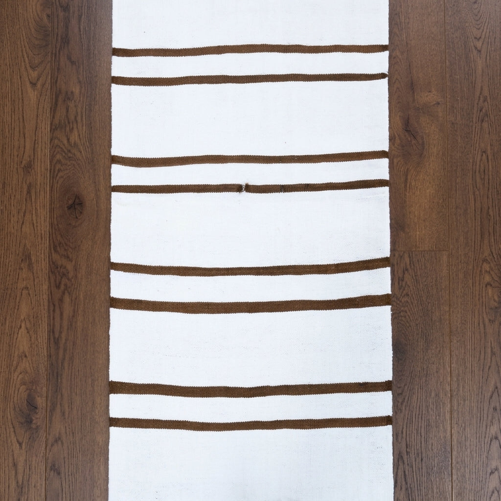 Striped pattern on the Melissochoria vintage kilim runner rug – handwoven flatweave in Anatolia, Turkey