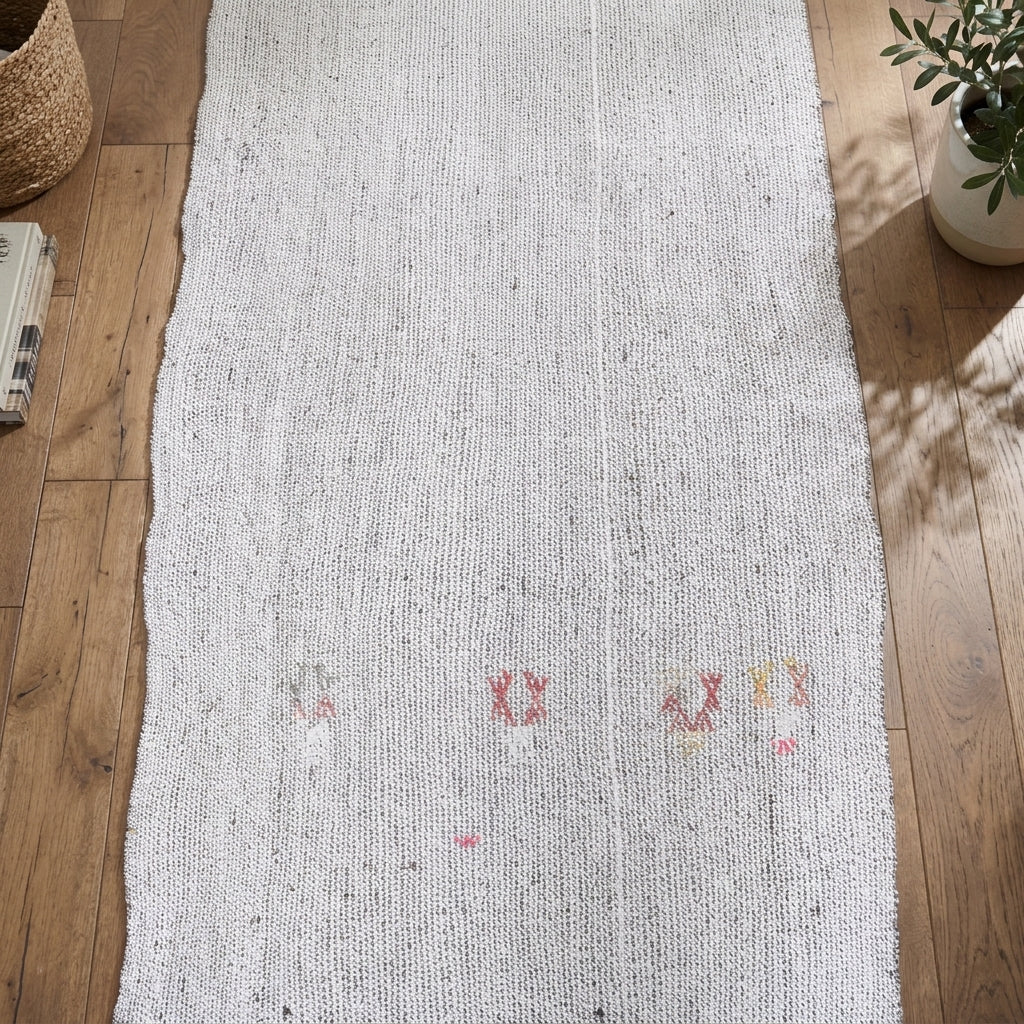 Pattern on the Lysiphyllis vintage kilim runner rug – handwoven flatweave in Anatolia, Turkey