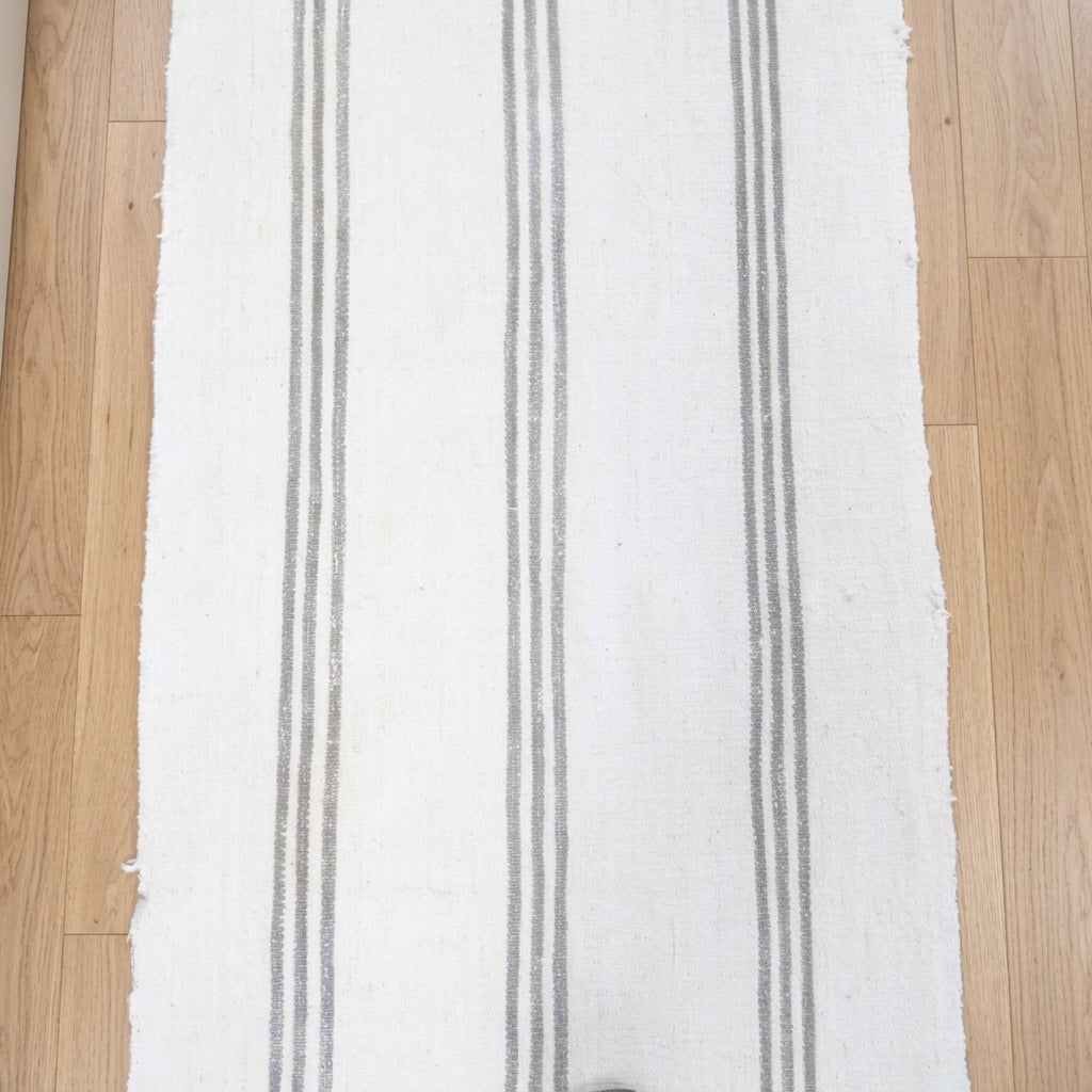 Pattern on the Litorhode vintage kilim runner rug – handwoven flatweave in Anatolia, Turkey