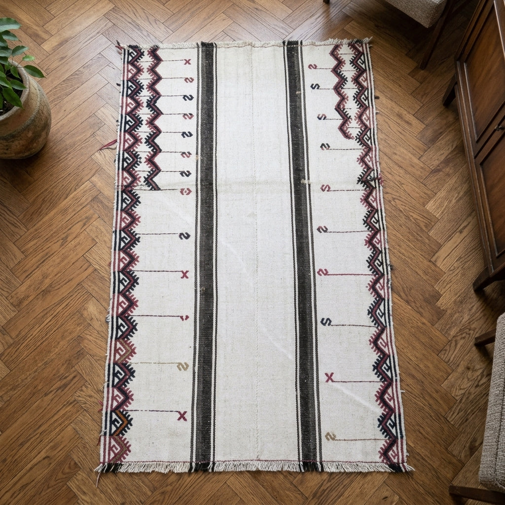 Solid pattern on the Beypazari vintage kilim rug – handwoven flatweave in Anatolia, Turkey