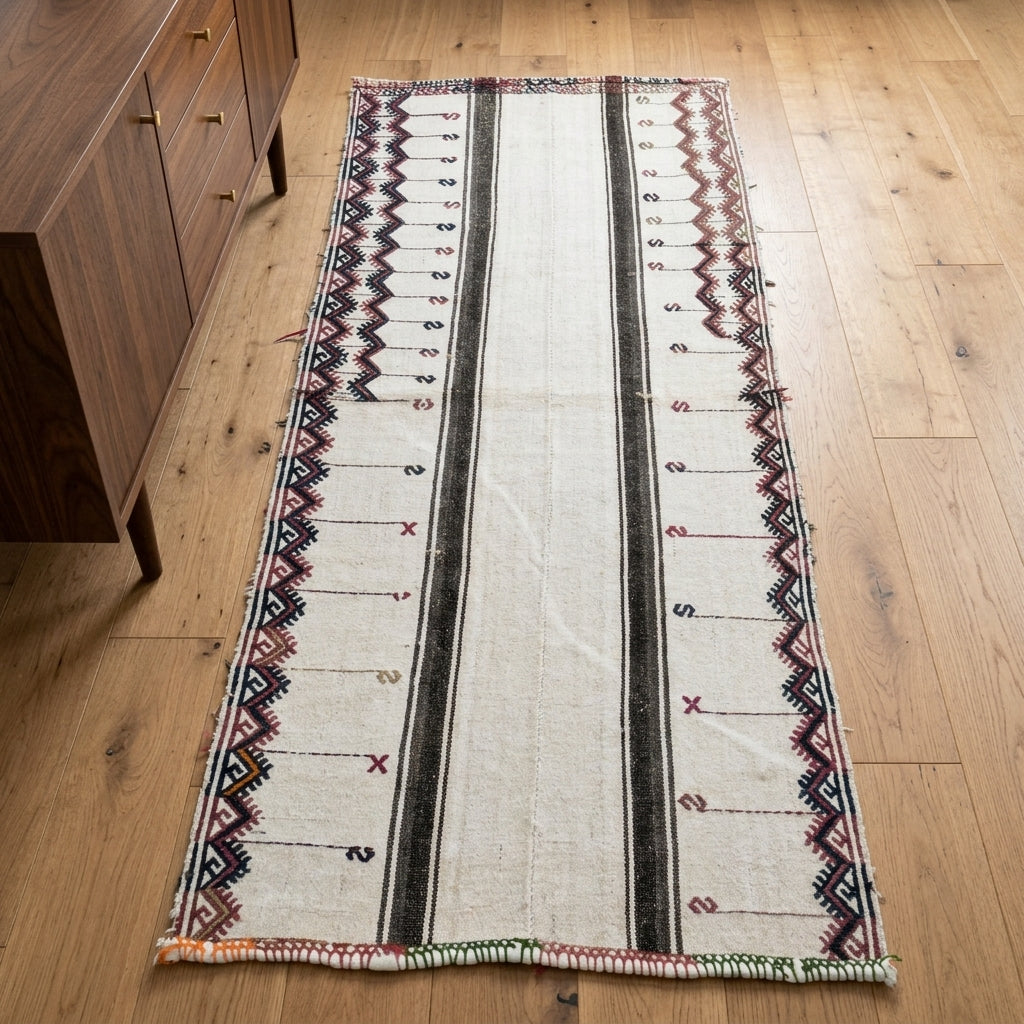 Solid pattern on the Beypazari vintage kilim rug – handwoven flatweave in Anatolia, Turkey