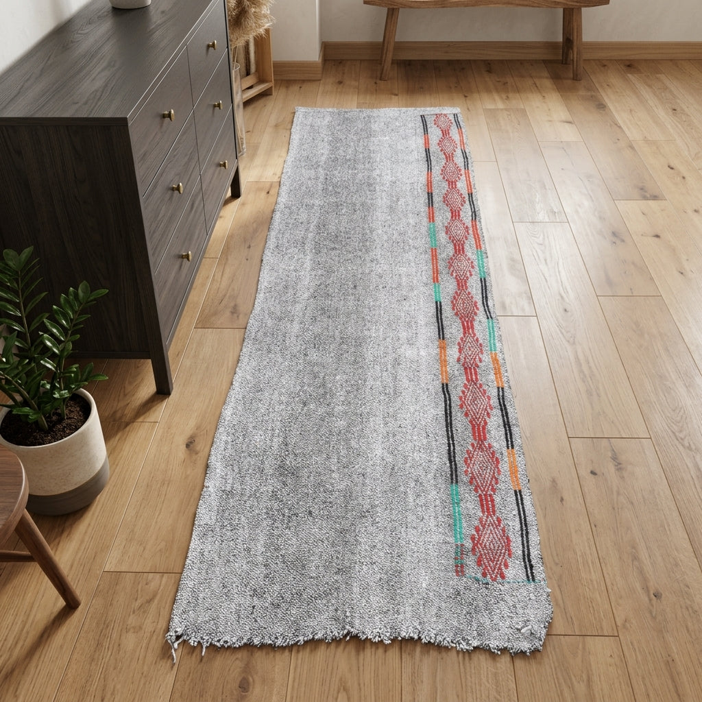 Solid pattern on the Kyrisela vintage kilim runner rug – handwoven flatweave in Anatolia, Turkey
