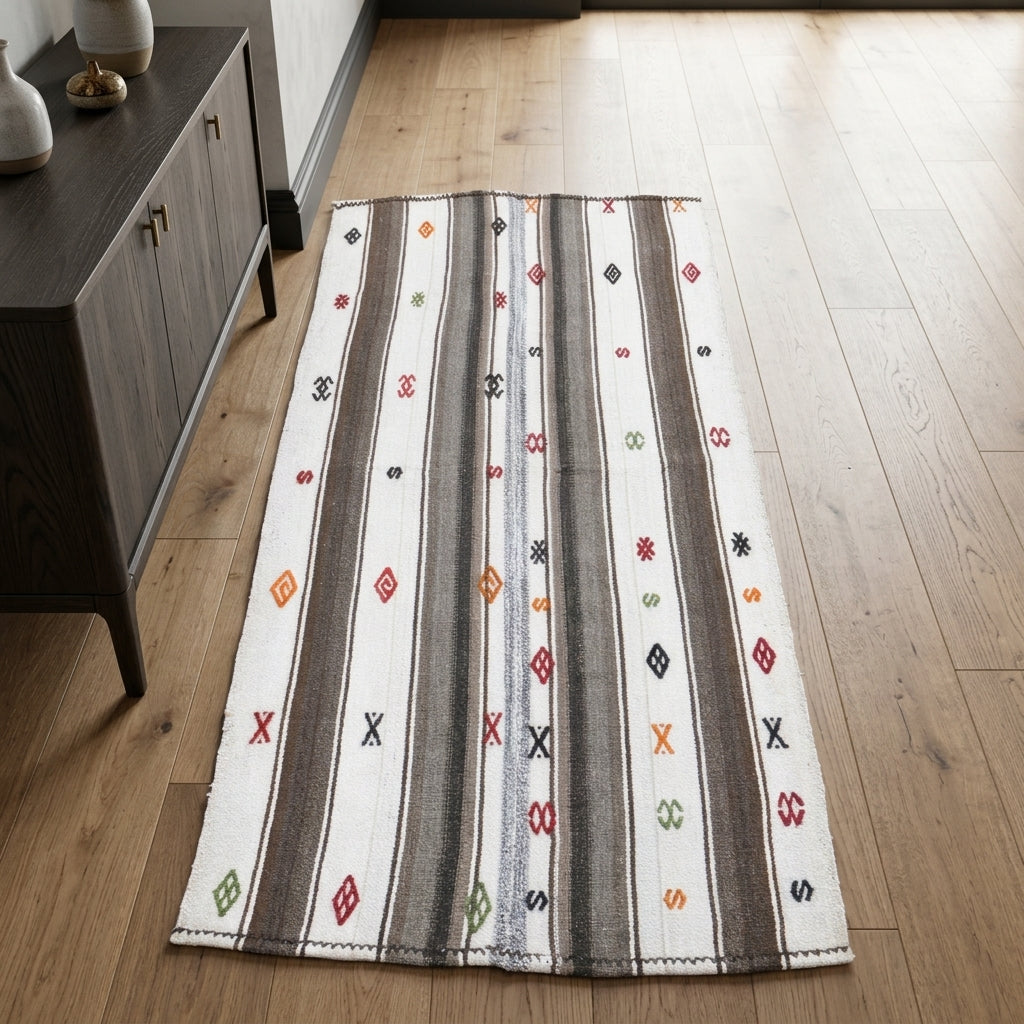 Striped pattern on the Duygu vintage kilim runner rug – handwoven flatweave in Anatolia, Turkey