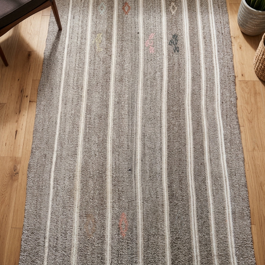Striped pattern on the Zeikhur vintage kilim rug – handwoven flatweave in Anatolia, Turkey