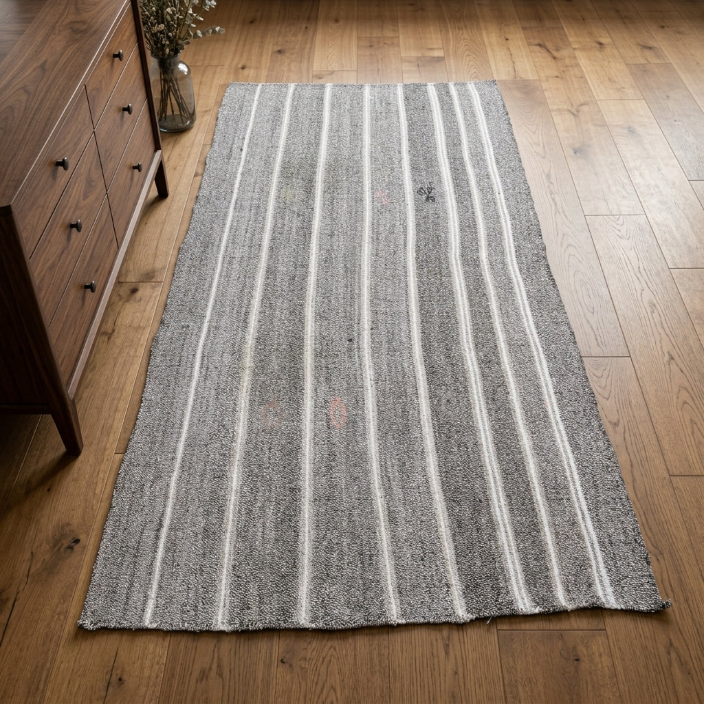 Striped pattern on the Zeikhur vintage kilim rug – handwoven flatweave in Anatolia, Turkey