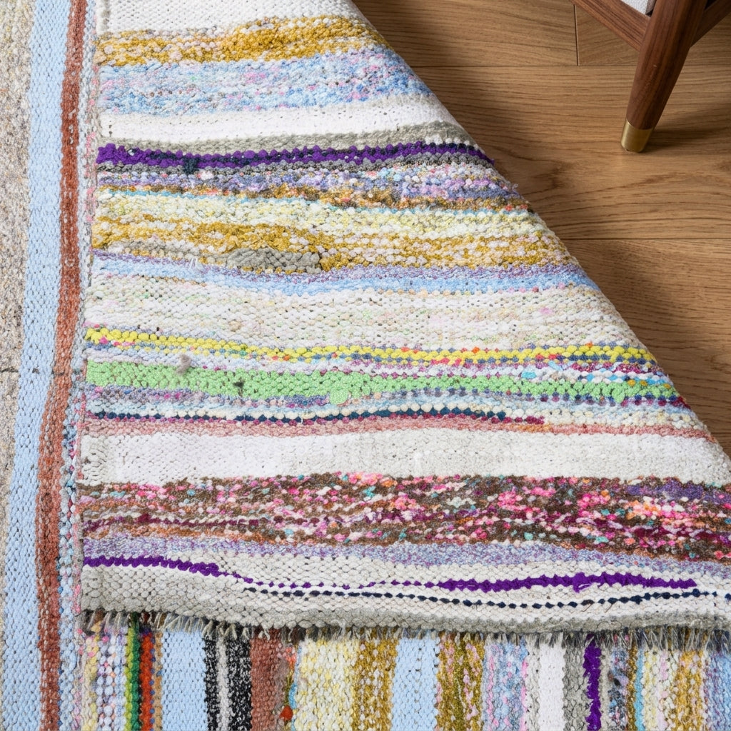 Striped pattern on the Zambakefsan vintage kilim rug – handwoven flatweave in Anatolia, Turkey