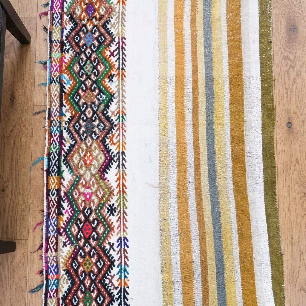 Striped pattern on the Kleosthene vintage kilim runner rug – handwoven flatweave in Anatolia, Turkey