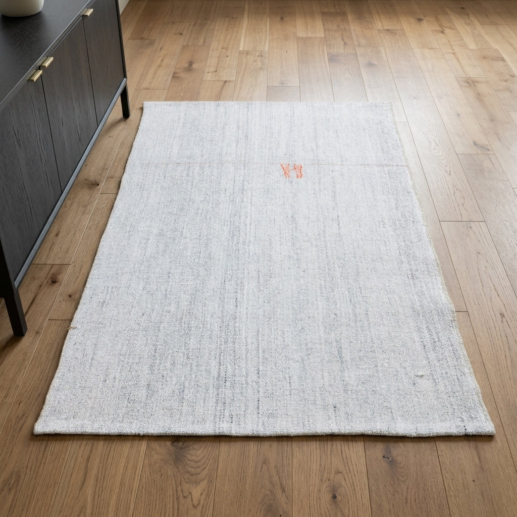Pattern on the Halonoma vintage kilim rug – handwoven flatweave in Anatolia, Turkey