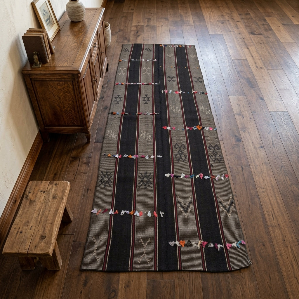 Striped pattern on the Kehribarlale vintage kilim runner rug – handwoven flatweave in Anatolia, Turkey