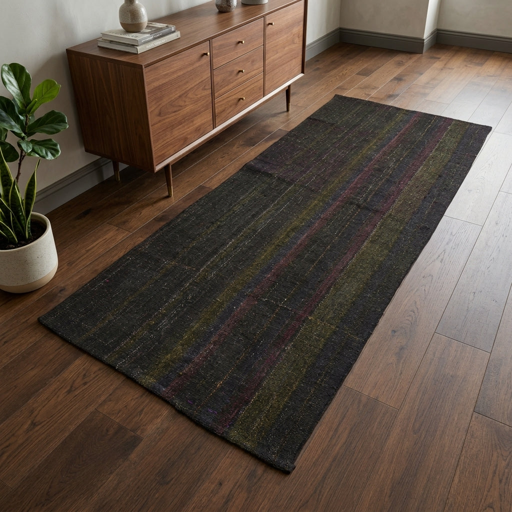 Solid pattern on the Yildizisik vintage kilim runner rug – handwoven flatweave in Anatolia, Turkey