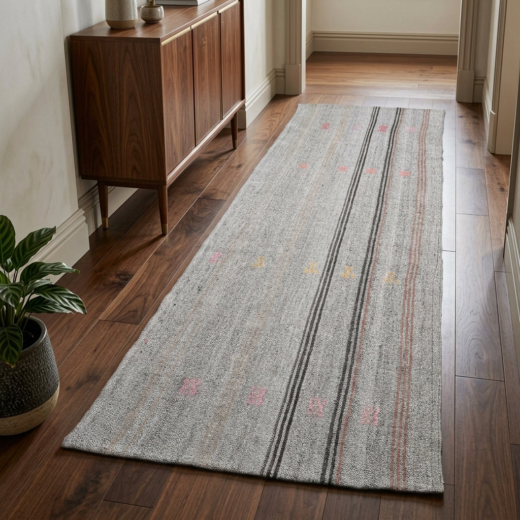 Solid pattern on the Karanfilhayat vintage kilim runner rug – handwoven flatweave in Anatolia, Turkey