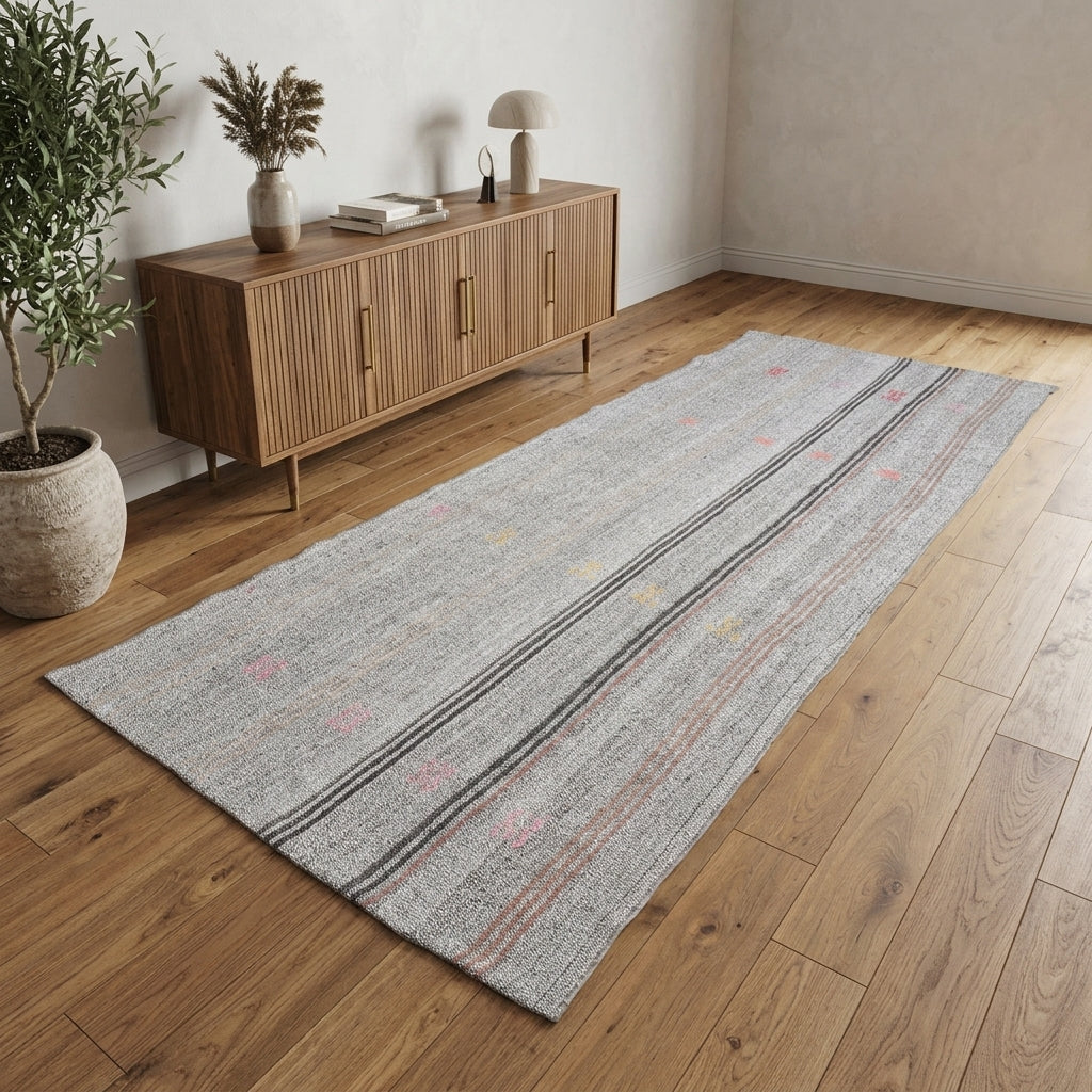 Solid pattern on the Karanfilhayat vintage kilim runner rug – handwoven flatweave in Anatolia, Turkey